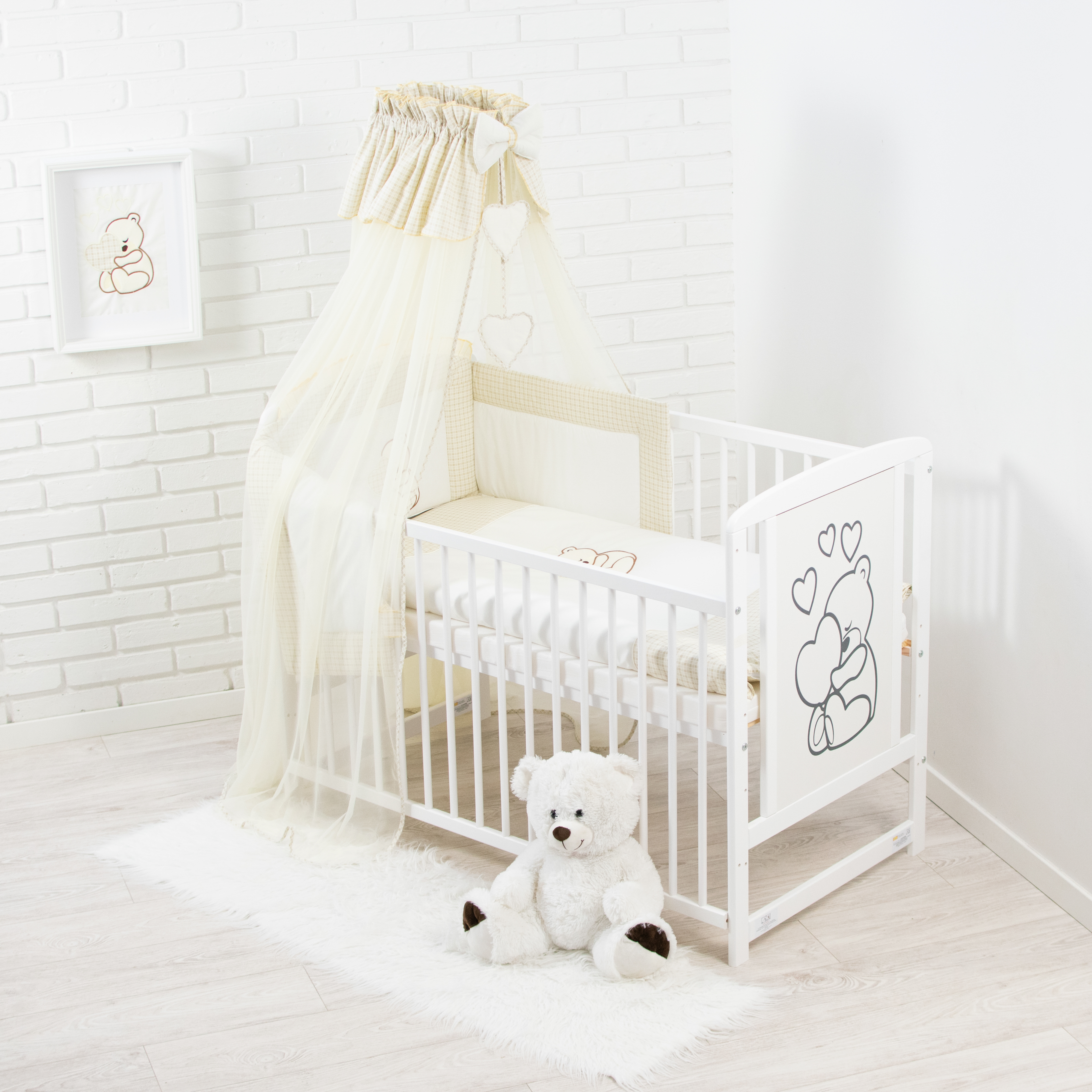 Moskitiera na stelażu zamontowana na łóżeczku niemowlęcym